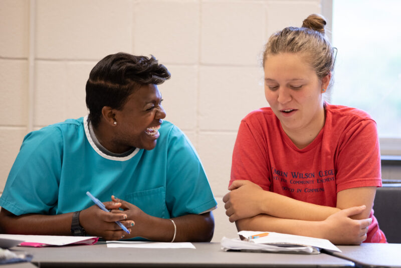 An incarcerated student works with a Warren Wilson student