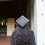 A Student's cap says "para mi familia" (For my Family) First Gen